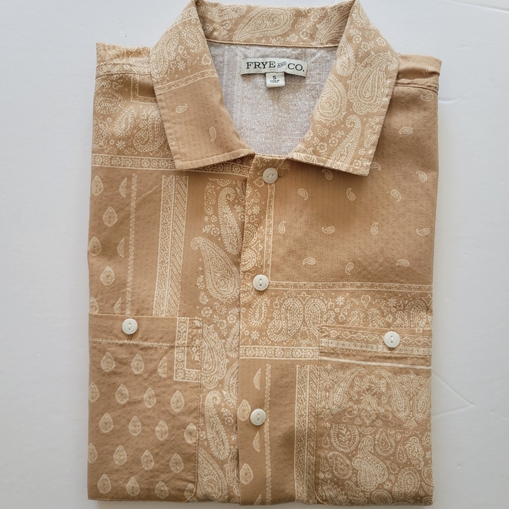 NEW Frye and Co. Seersucker Regular Fit Short Sleeve Button-Down Shirt.